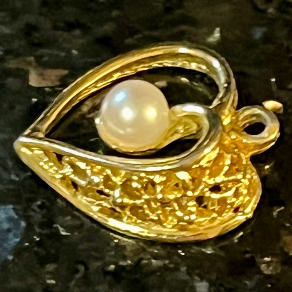 Yellow Gold Heart-Shaped Pendant with White Center Pearl - Picture 4 of 10